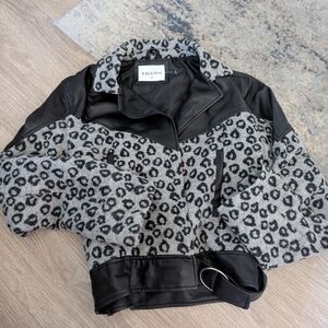 Vigoss Women's Black and Gray Jacket